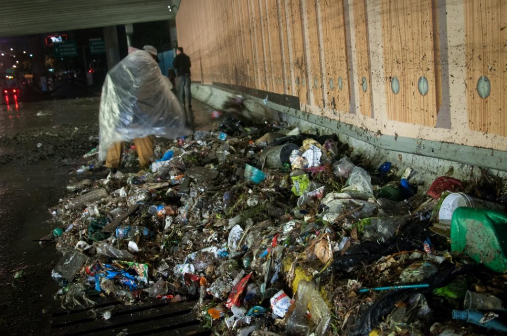 Basura que provocó la inundación en el desnivel de la avenida San Antonio al cruce con Periférico. (Archivo Cuartoscuro)