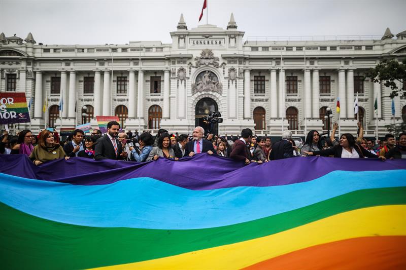 Durante décadas, la policía antimotines reprimía las manifestaciones de la comunidad LGBT en Perú (EFE)