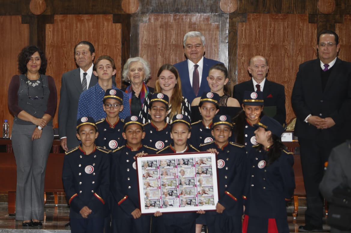 Elena Poniatowska junto a los Niños Gritones y Ernesto Prieto Ortega Director general de la Lotería Nacional (Ariana Pérez)