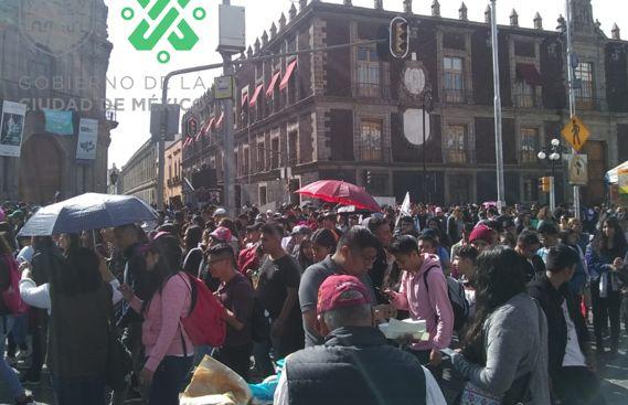 Estudiantes de la FNERRR protestan frente a la SEP. | Twitter @OVIALCDMX