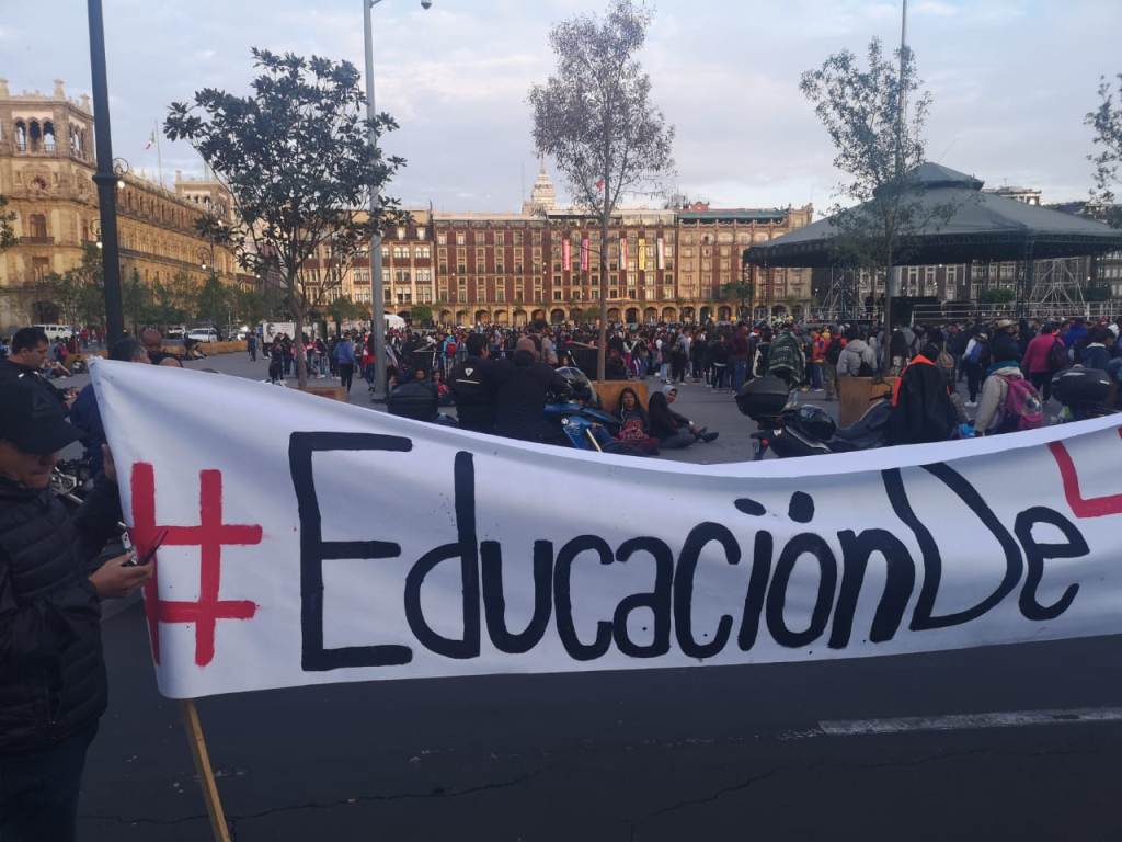 Los estudiantes de la FNERRR protestan en el Zócalo, frente al Palacio Nacional. | César Velázquez