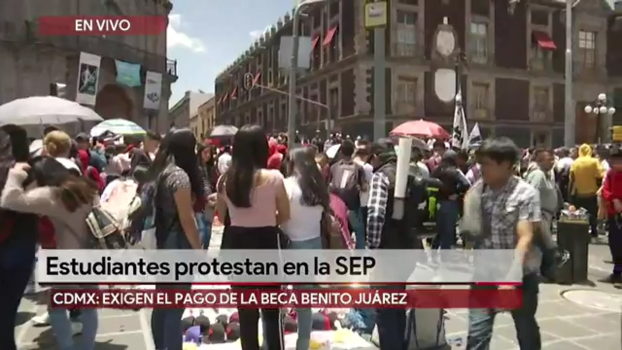 Estudiantes protestan frente a la SEP - Grupo Milenio