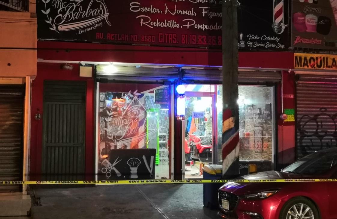 En la fachada de la barbería quedaron algunas marcas por donde ingresaron las balas. (Foto: Israel Santacruz)