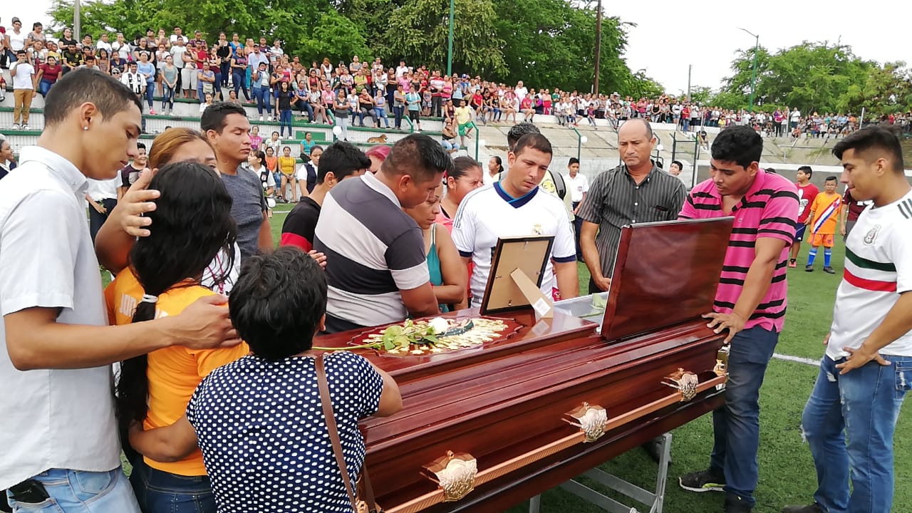 Familiares y amigos dan el último adiós a el pequeño "Messi".