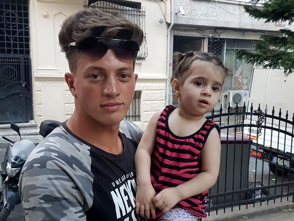 Faouzi Zabaat, un argelino de 17 años, se dio cuenta de que Doha Mohammed, una niña siria de dos años, estaba jugando en la ventana. AFP
