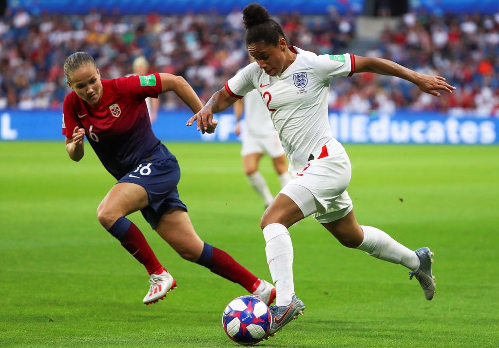 La inglesa Demi Stokes contra la noruega Guro Reiten (EFE)