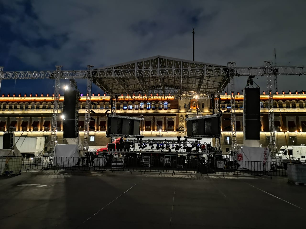 Instalación del escenario localizado frente a Palacio Nacional, con motivo del 1 de julio. (Jorge Becerril)