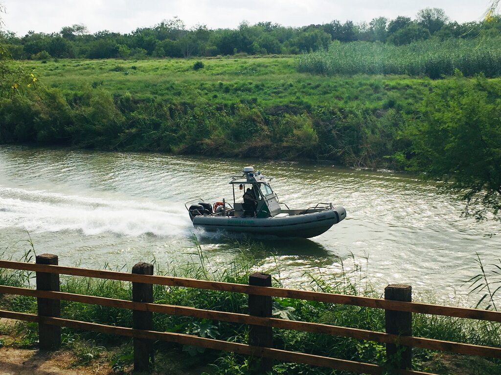 El río no parece ancho en esa zona, tal vez unos 15 o 25 metros, pero la vegetación que arrastra la corriente pasa rápido. AP