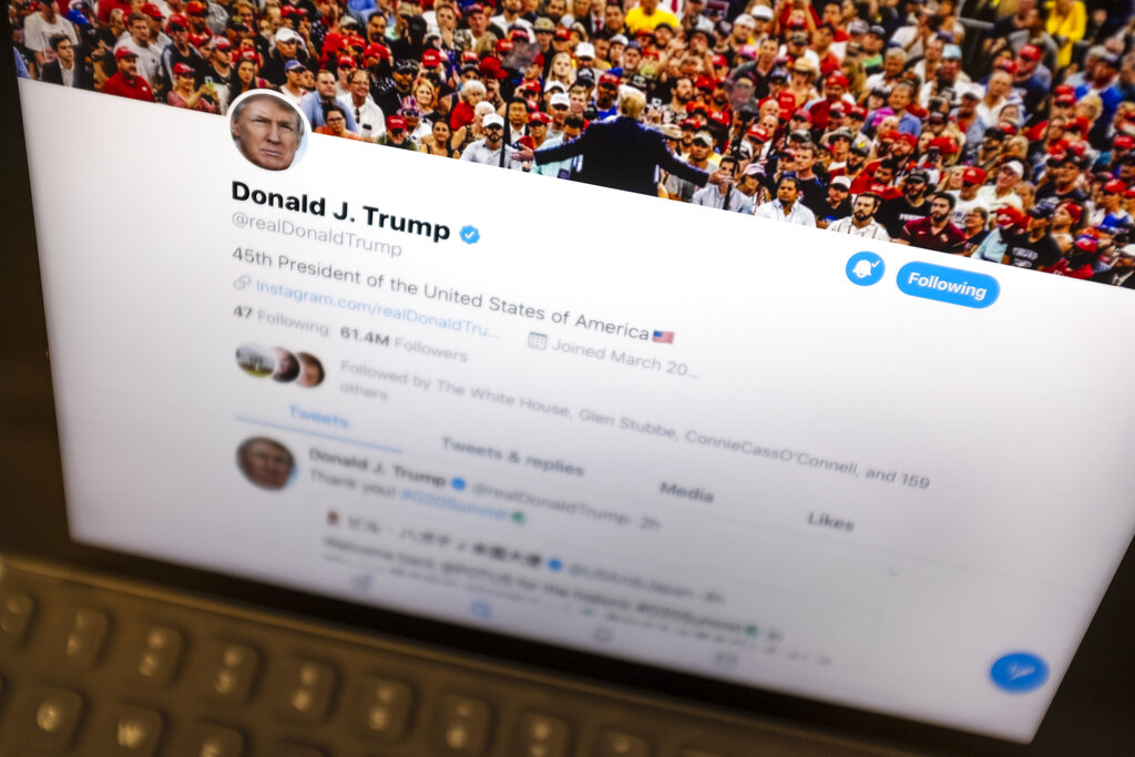 Los tuits del presidente Trump podrían ser algunos de los cuales Twitter coloque su advertencia (AP).
