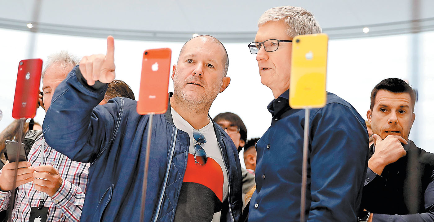 El británico junto a su mayor creación y el CEO de la firma, Tim Cook. (Justin Sullivan/AFP)