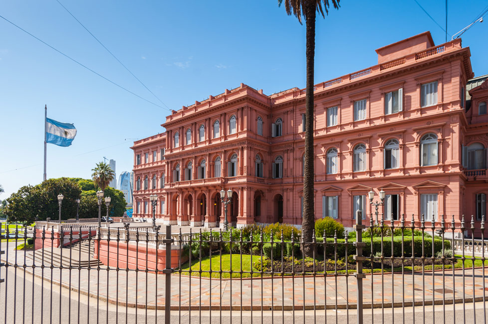 Cristina Fernández de Kirchner quiere volver a la casa Rosada, pese a que enfrenta acusaciones por corrupción durante su mandato.