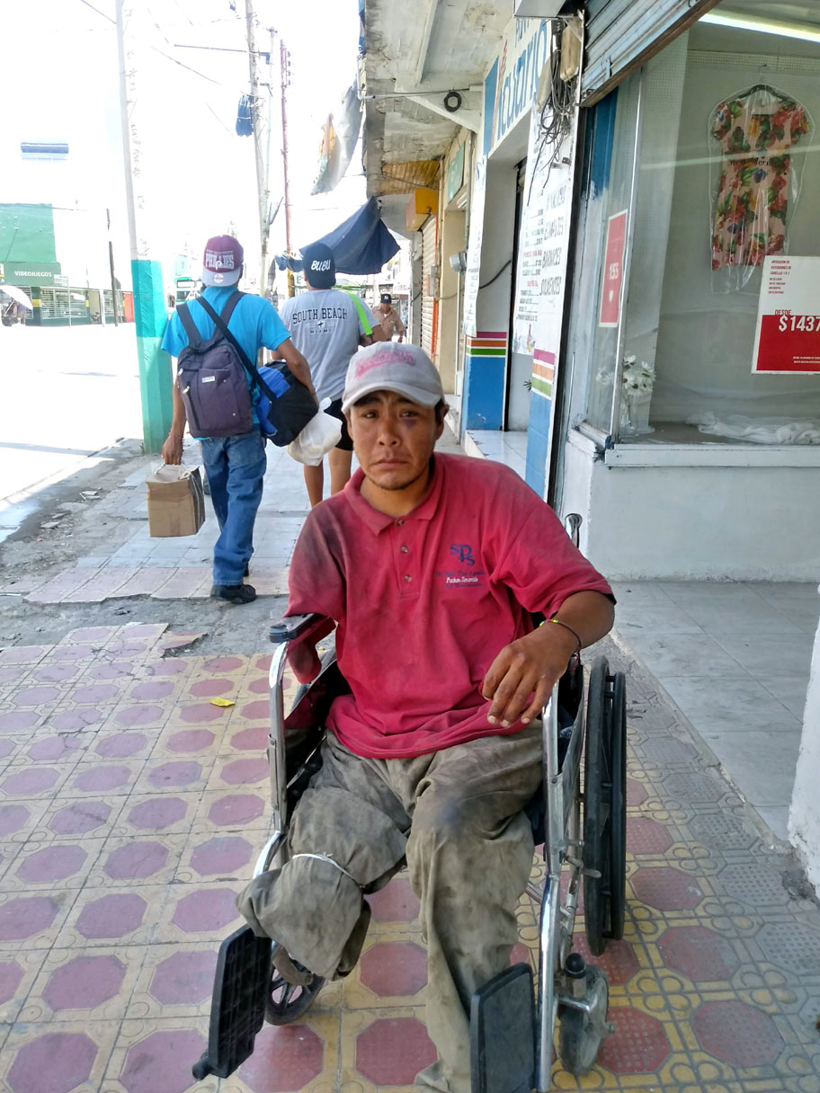 Gerardo se gana la vida vendiendo dulces y pidiendo dinero en las calles del centro. (Onésimo Zúñiga)
