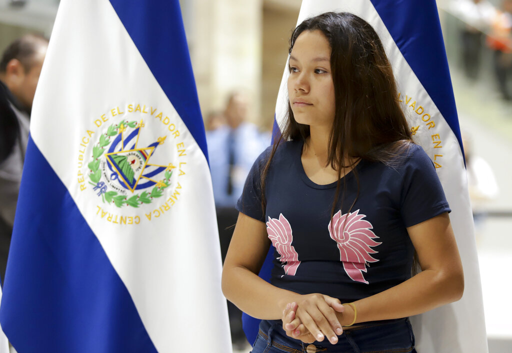 La joven llegó acompañada del cónsul salvadoreño en Monterrey, Rafael Rosales. AP