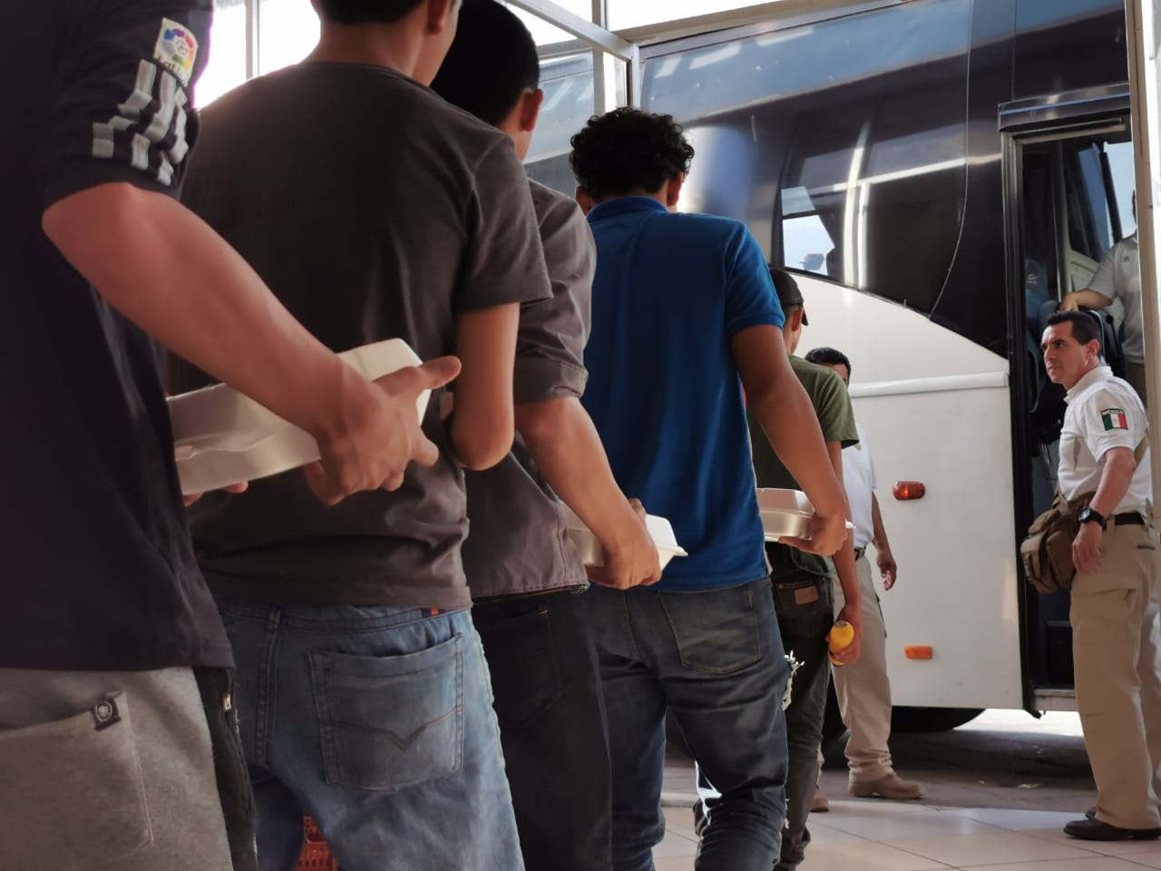 Los migrantes fueron enviados a la estación y, de ahí, serán repatriados/Isabel Zamudio.