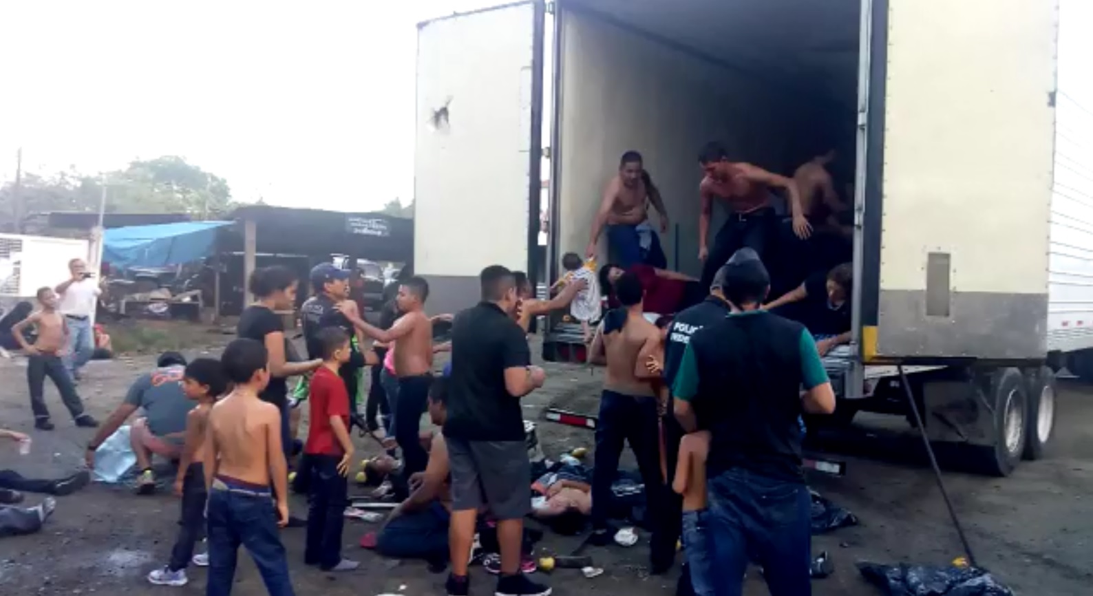 Fueron 138 personas que no podían salir del tracto camión. (Captura video)