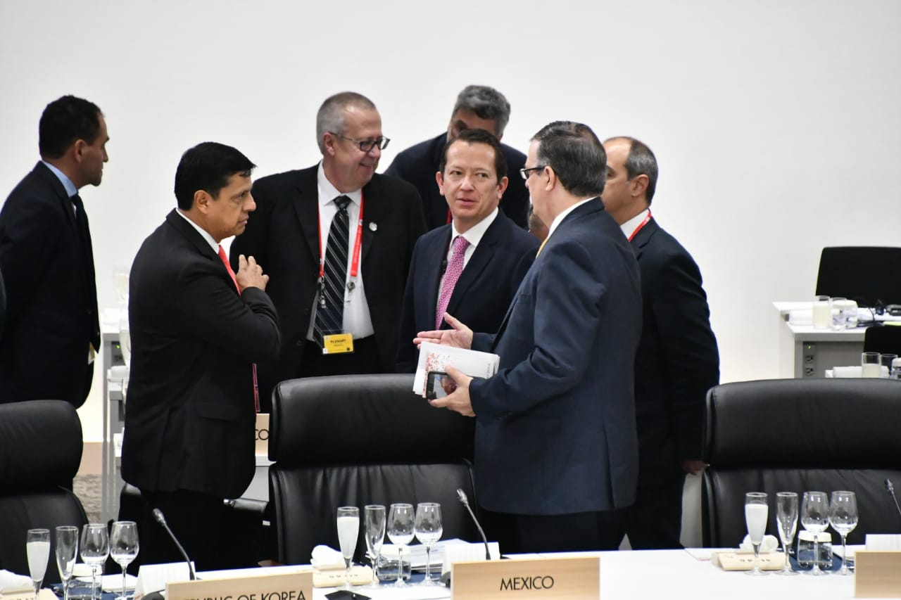 Los secretarios Carlos Urzúa y Marcelo Ebrard, encabezan la delegación mexicana en la Cumbre de Líderes del G20.