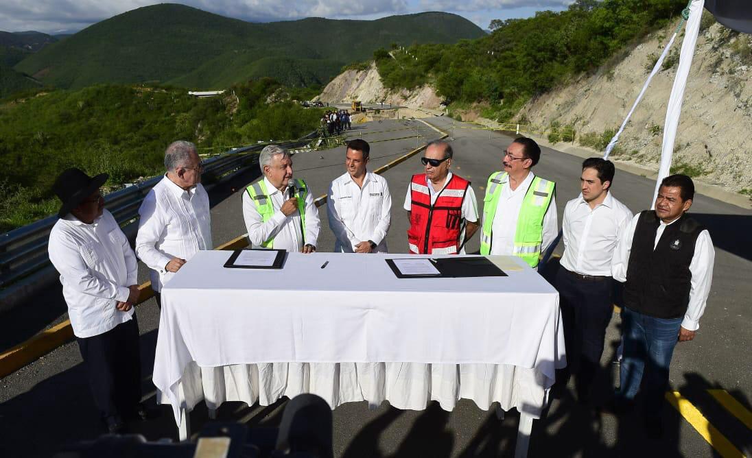 Durante la supervisión de la carretera Mitla-Tehuantepec II en Oaxaca. (Foto: Presidencia)