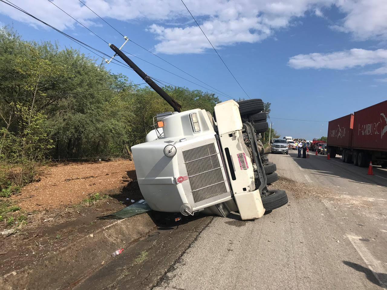 El traíler iba cargado de grava y tenía como destino Altamira, sin embargo, volcó en el camino (Foto/Sandra Sosa)