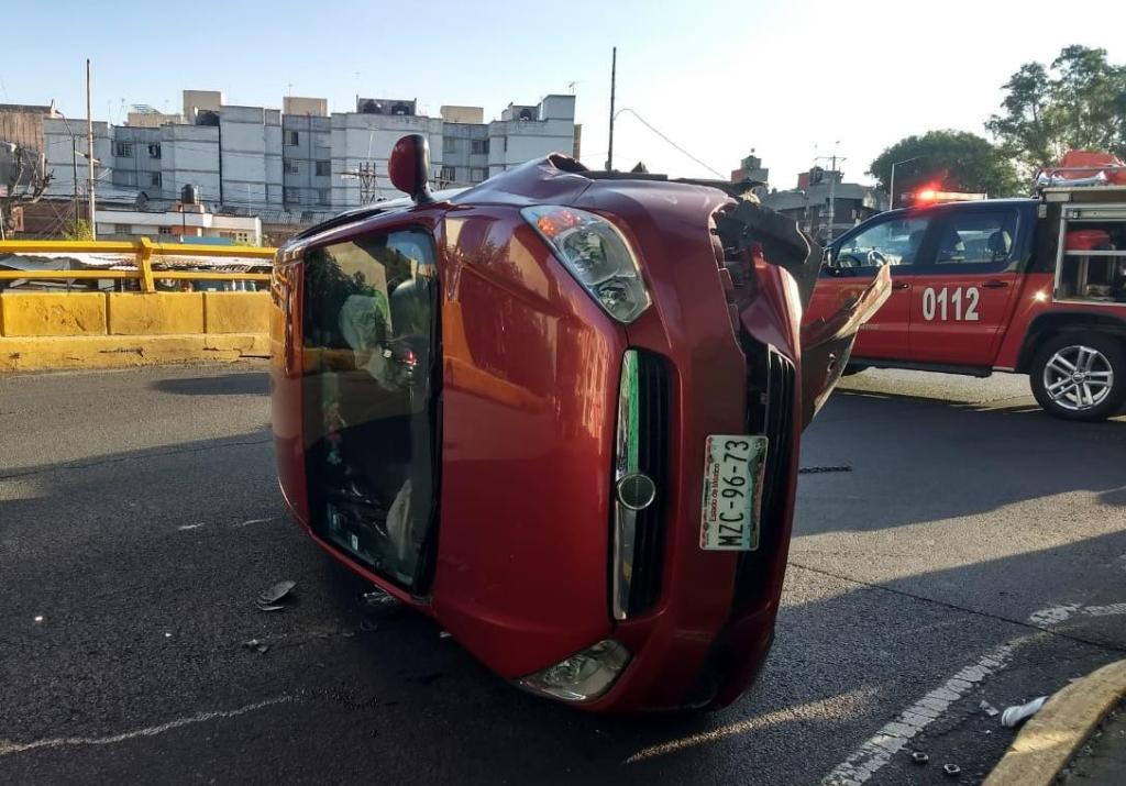 Un auto se volcó en los carriles centrales de Circuito Interior. | Jorge Becerril