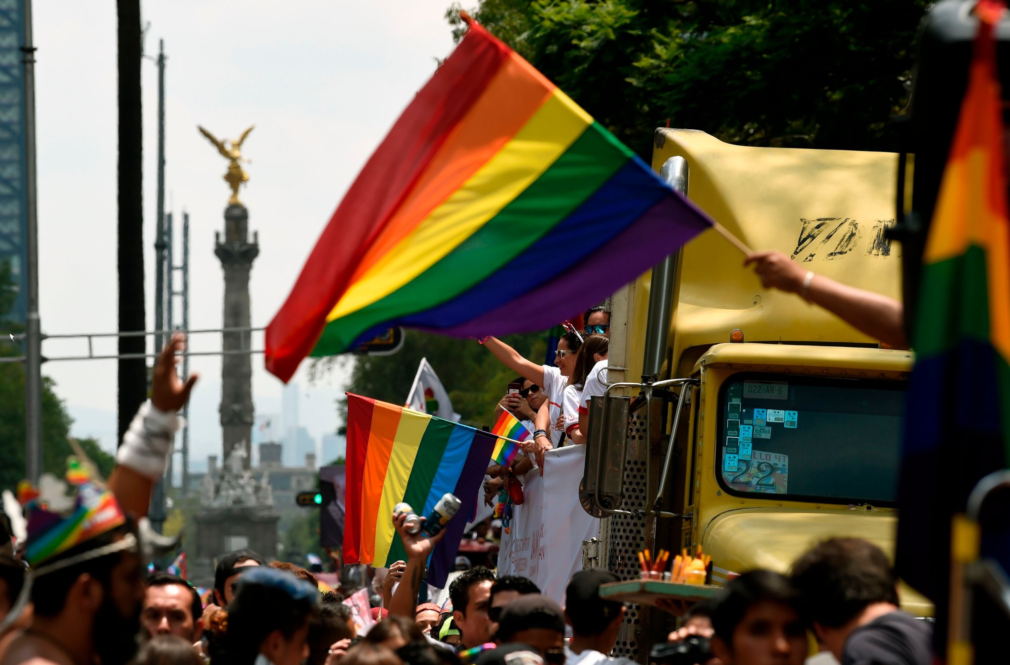 Ciudad de México. Miles de personas participan en la Marcha Orgullo Gay en la Avenida Reforma. (AFP)
