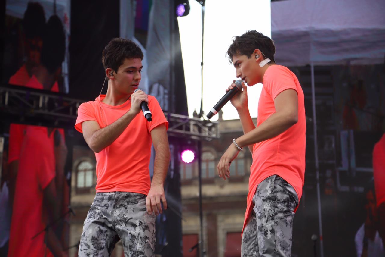 Emilio Osorio y Joaquín Bondoni, Aristemo, cantaron en el Zócalo de la Ciudad de México (Édgar Negrete).