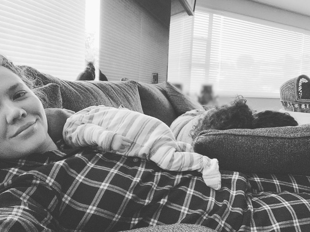 En la foto se observa a Joy, su esposa y la pequeña Noah (Instagram @joynadamas).