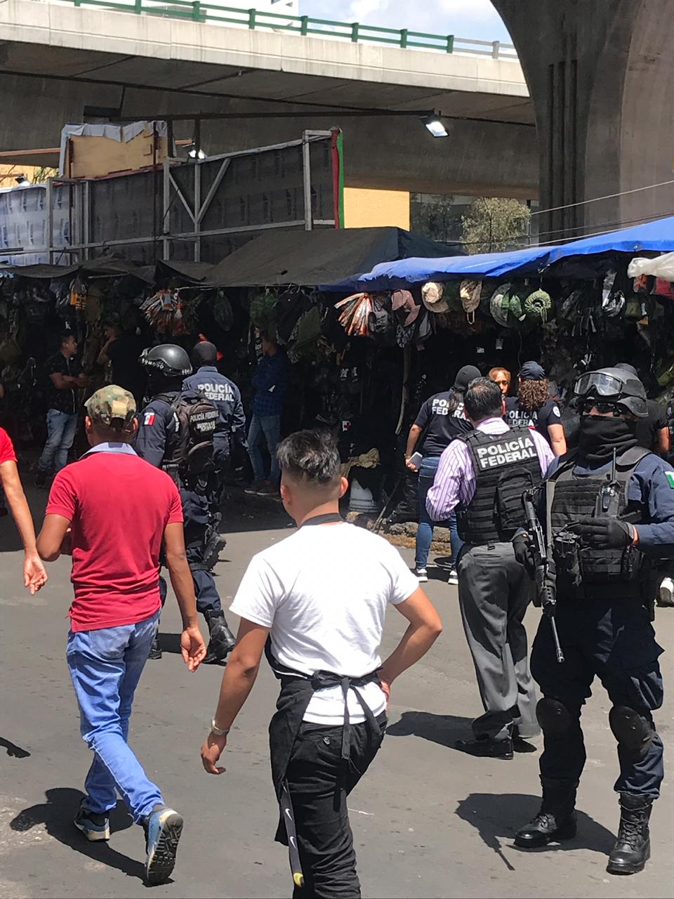 La Policía Federal realizó un operativo por la venta de insignias falsas de la Guardia Nacional. (Jorge Becerril)