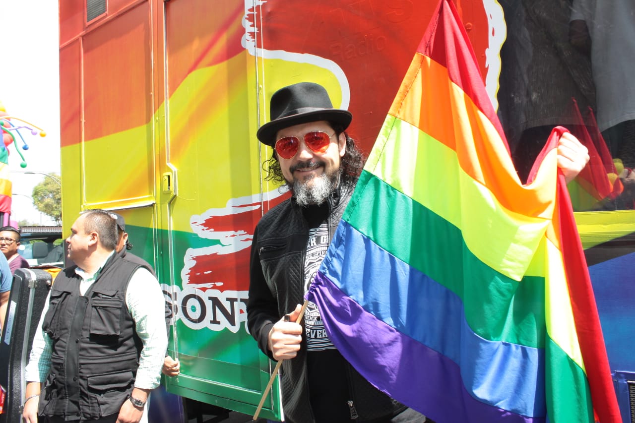 Reyli Barba con la bandera LGBT (Alfonso Manzano).