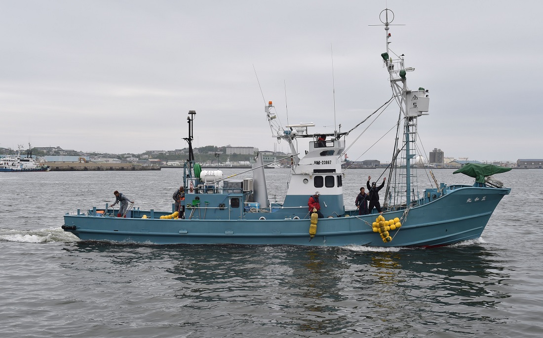 Un barco ballenero sale de un puerto en Kushiro tras reanudarse la caza comercial de ballenas. (AFP)