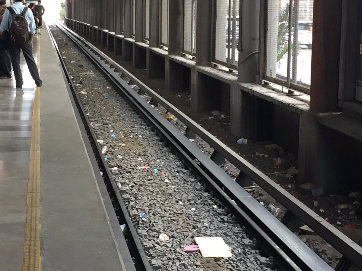 Basura en las vías del Metro. (Tomada de @FaridEluani )