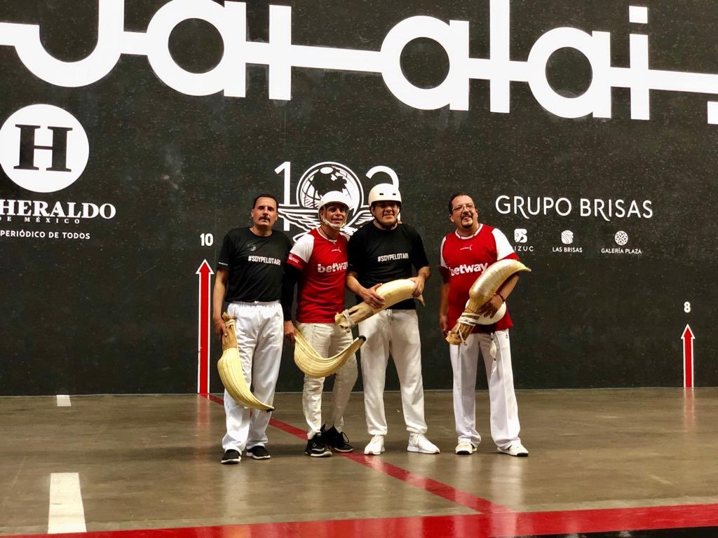 Cuauhtémoc Blanco en el duelo amistoso de jai alai (Twitter: Frontón México)