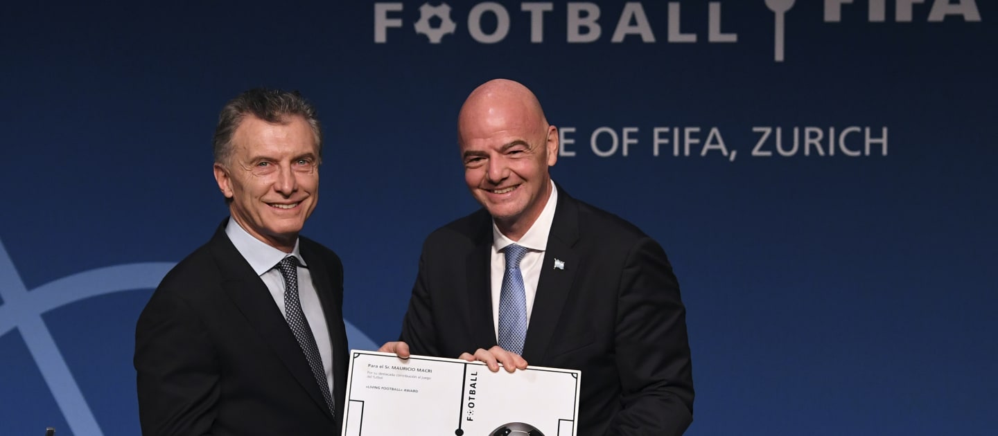 Gianni Infantino entrega el premio "Living Football Award" al presidente de Argentina Mauricio Macri (www.fifa.com)