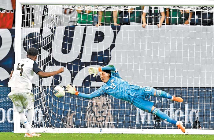 Guillermo Ochoa le atajó su tiro a Fuller. Reuters