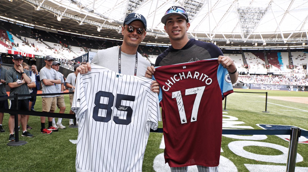 Javier Hernández intercambia playera con Luis Cessa en el partido de la MLB (Twitter @Yankees)