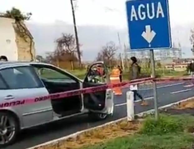 Incluso la llave, la llanta y el gato hidráulico quedaron regados sobre la cinta asfáltica. (Especial)