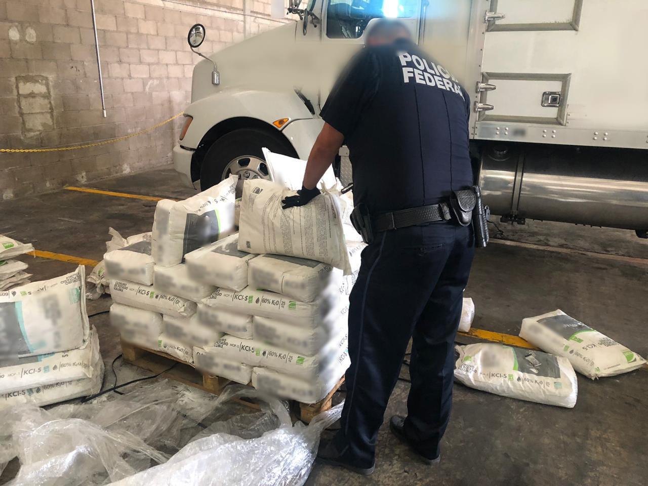 Los elementos aseguraron la droga en una empresa de paquetería.