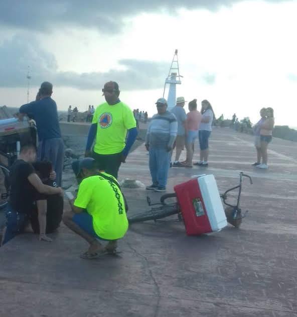 Salvan a mujer que intentaba suicidarse en la escollera de playa Miramar (Foto/Sandra Sosa)