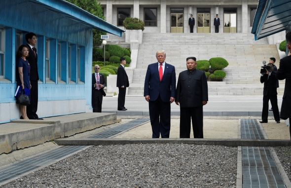 Trump y Kim en la zona que separa a las dos Coreas. (AP)