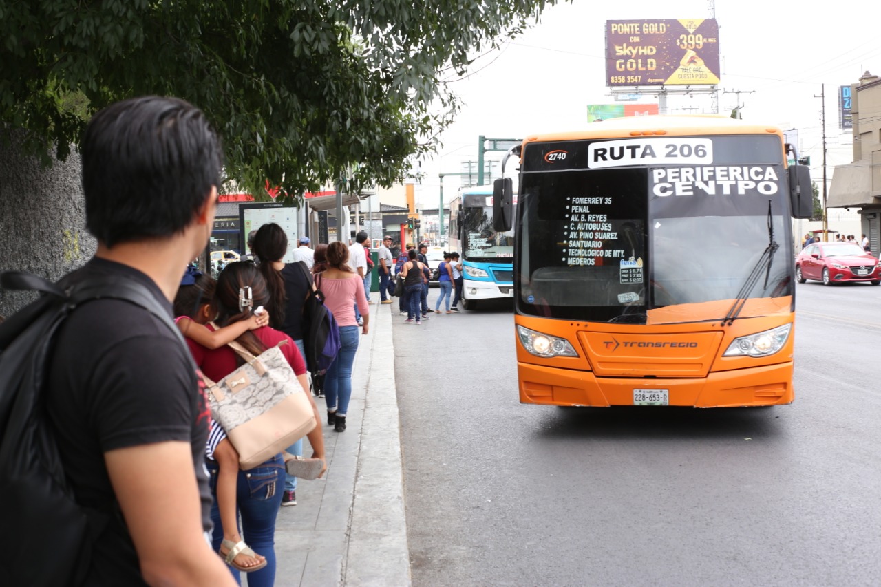 Unidades de transporte urbano en Monterrey (Foto: Raúl Palacios)