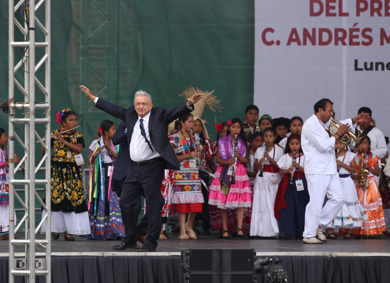 AMLO saluda a sus simpatizantes reunidos en el zócalo a un año de su victoria electoral (Nelly Salas)