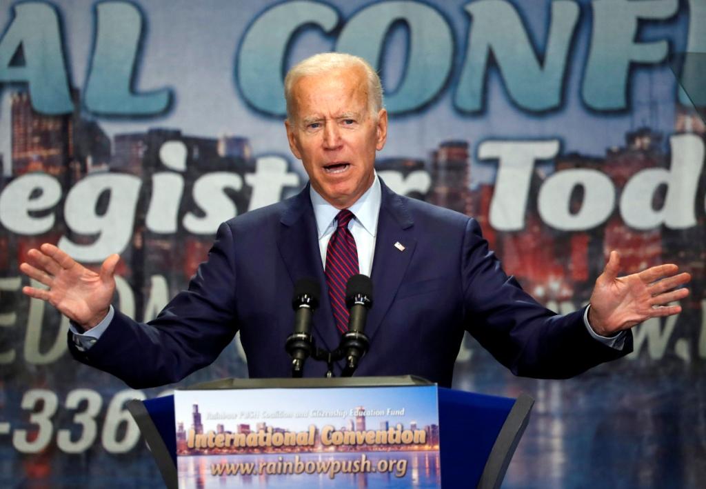 Biden pasó de tener 32 por ciento de intención de voto a sólo 22 después del primer debate (AP)