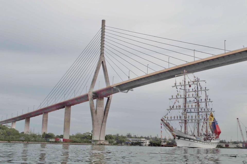 Buque venezolano bajo el puente Tampico