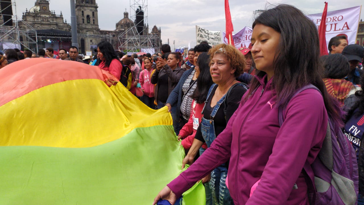 Comunidad LGBT asiste con bandera multicolor al Zócalo. (Iván Ramírez)