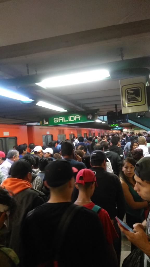 Estaciones de la Línea 8 están abarrotadas. (Tomada de @kampamx)