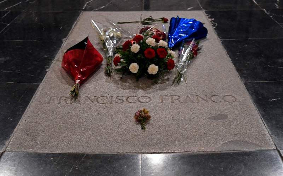 El gobierno quiere cambiar los restos de Franco de un mausoleo gigantesco a una tumba discreta. (Archivo)