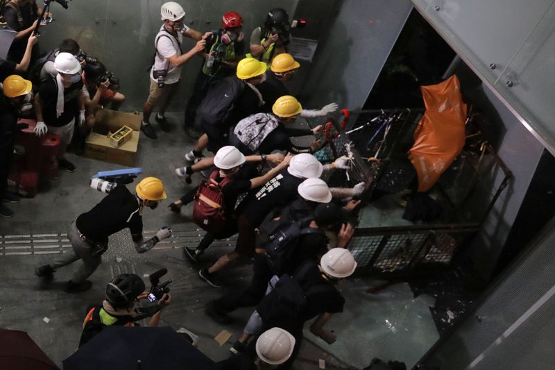 Las manifestaciones reflejan el temor de los habitantes de Hong Kong ante la creciente influencia del gobierno de China. (AFP)