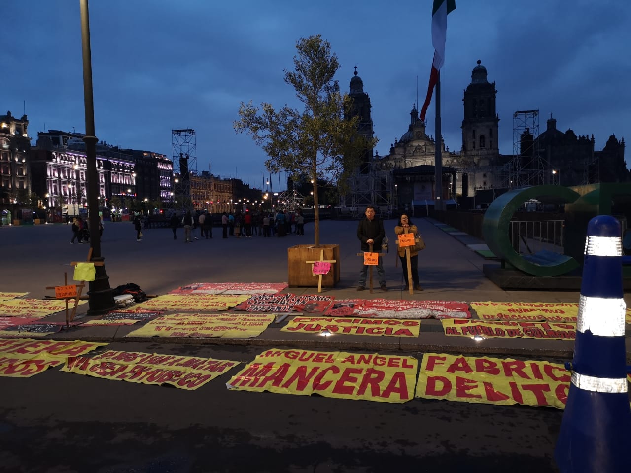 Los manifestantes colocaron algunas pancartas en la Plaza de la Constitución./ César Velázquez
