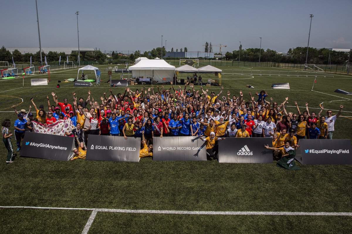 Mexicanas participan en el juego más largo de futbol en la historia (@EPFinitiative)