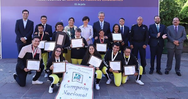 Otorga reconocimientos a estudiantes