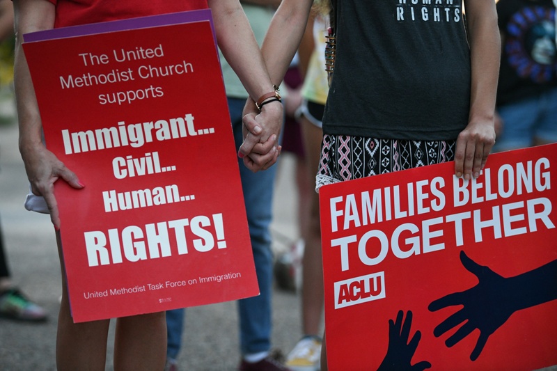 Trump dijo que tienen previsto realizar estas redadas en busca de familias indocumentadas. (Reuters)